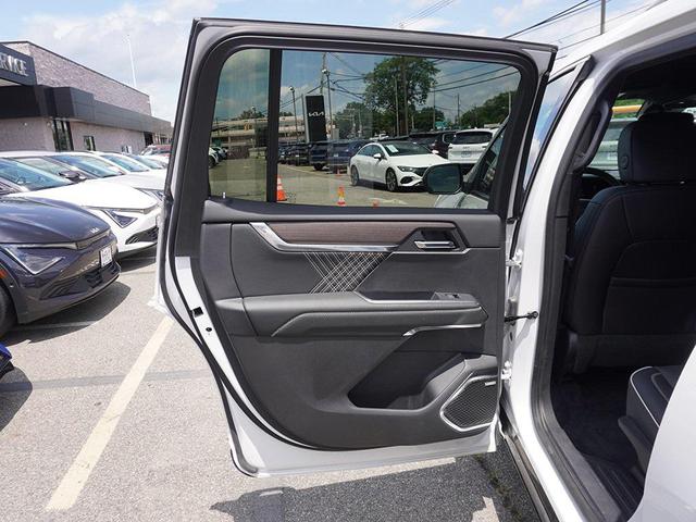 Photo of 2024 White Frost Tricoat GMC Acadia