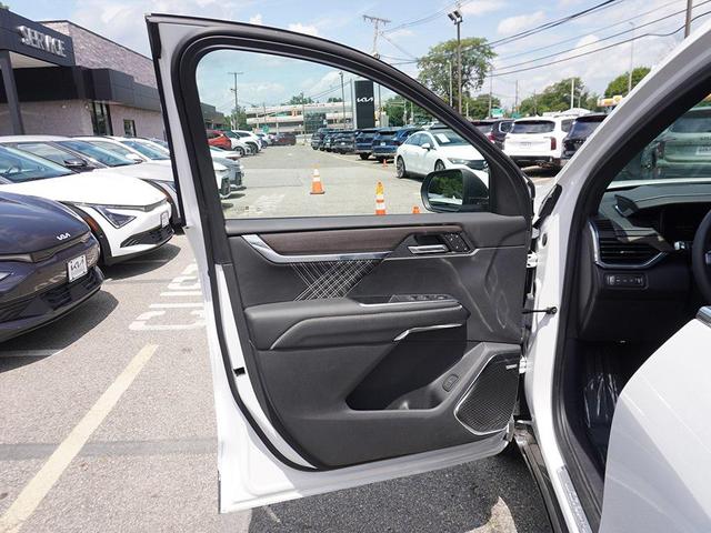 Photo of 2024 White Frost Tricoat GMC Acadia