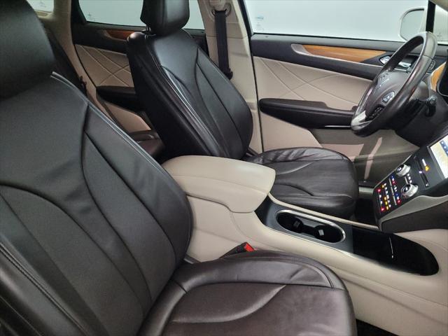 Photo of 2017 White Platinum Metallic Tri-Coat Lincoln MKC
