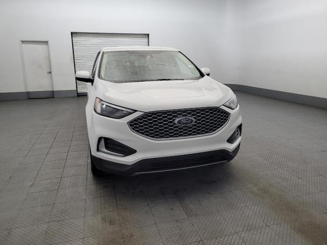Photo of 2023 White Ford Edge