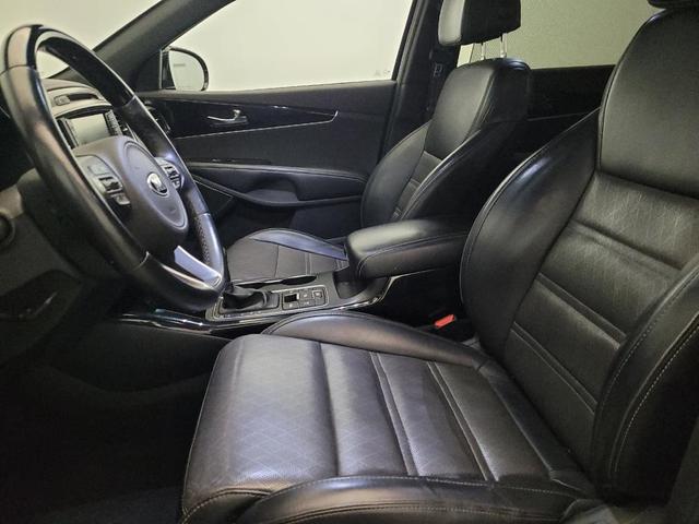 Photo of 2017 Ebony Black Kia Sorento