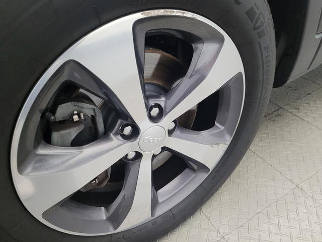 Photo of 2019 Diamond Black Crystal Pearlcoat Jeep Cherokee