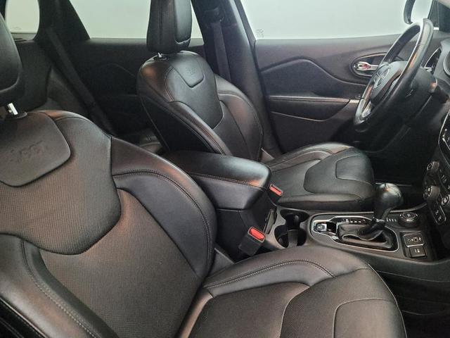 Photo of 2019 Diamond Black Crystal Pearlcoat Jeep Cherokee