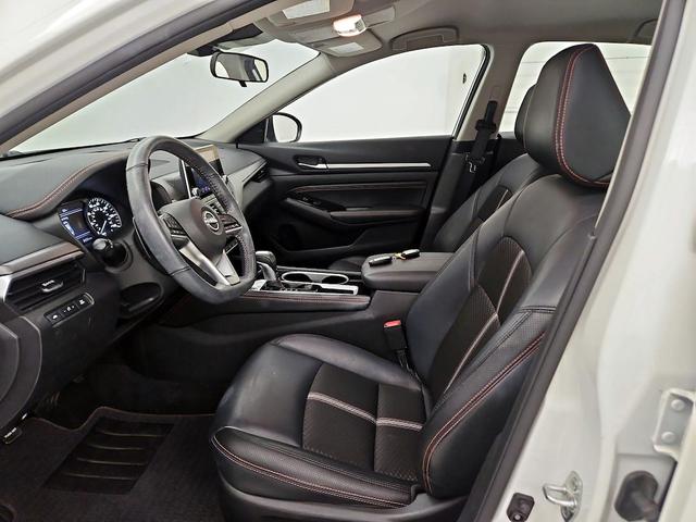 Photo of 2023 White Nissan Altima