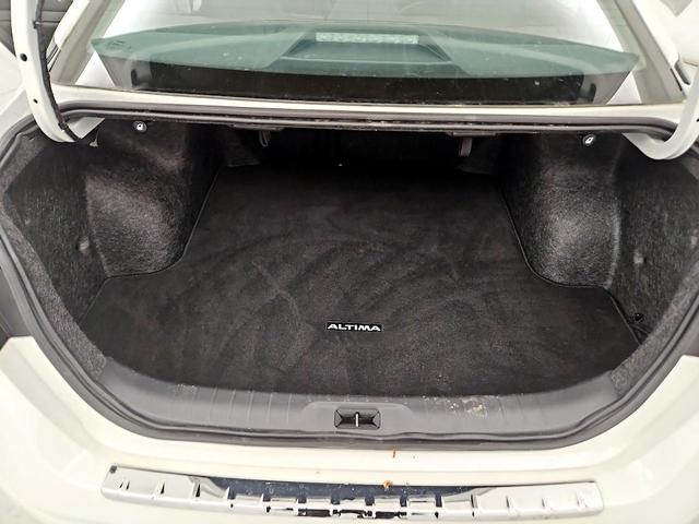 Photo of 2023 White Nissan Altima