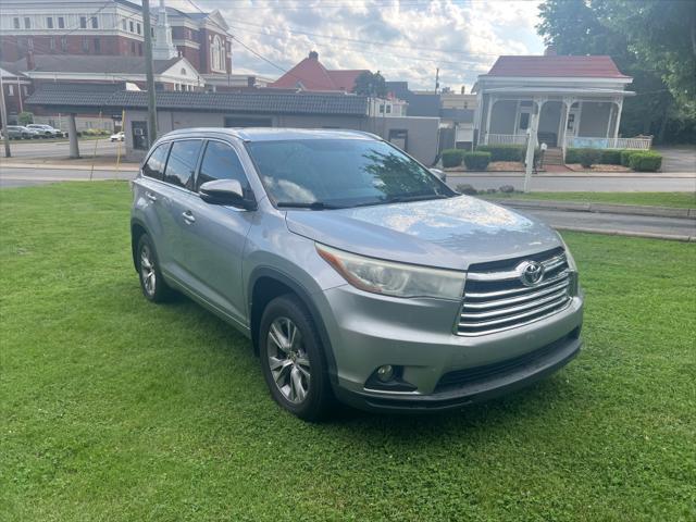 Photo of 2015 Silver Sky Metallic Toyota Highlander