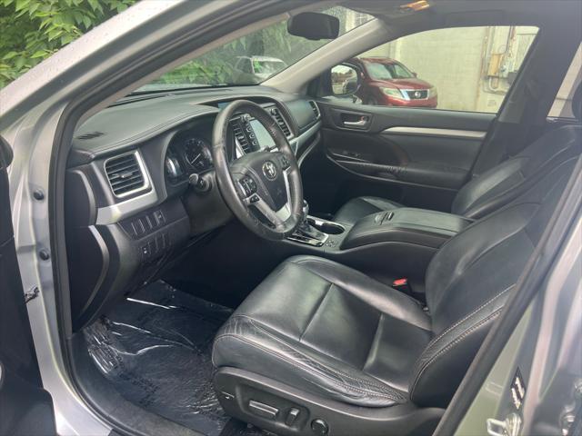Photo of 2015 Silver Sky Metallic Toyota Highlander
