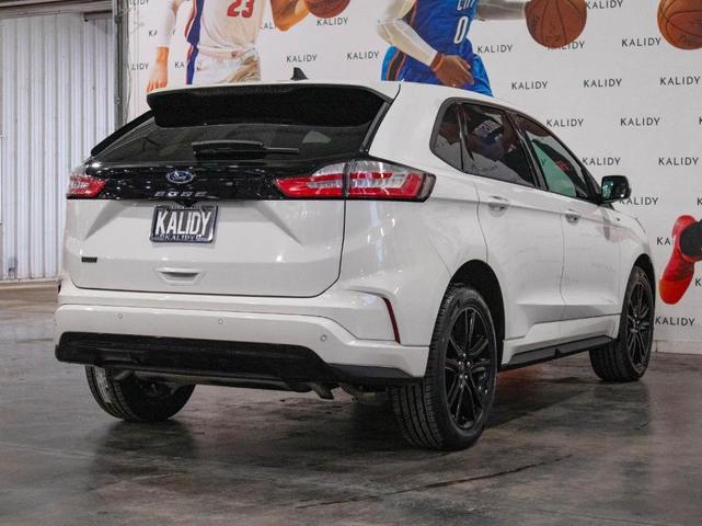 Photo of 2022 Star White Ford Edge