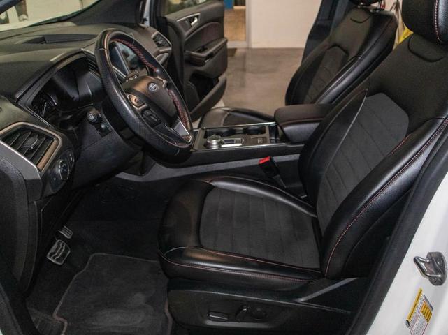 Photo of 2022 Star White Ford Edge