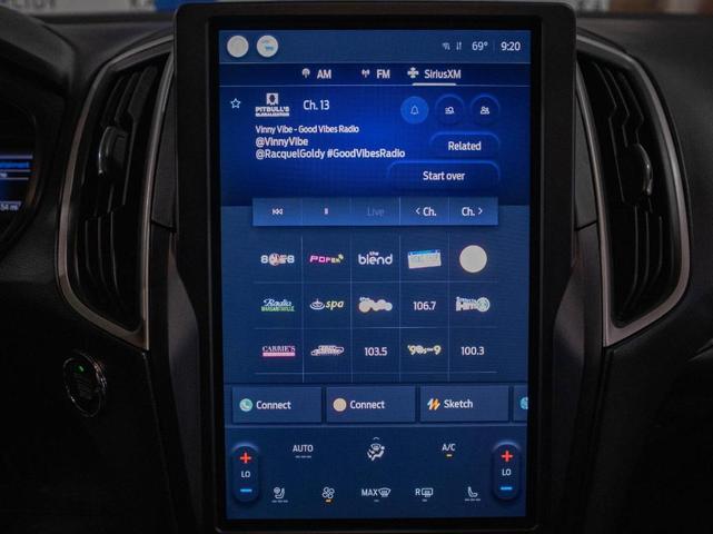 Photo of 2022 Star White Ford Edge