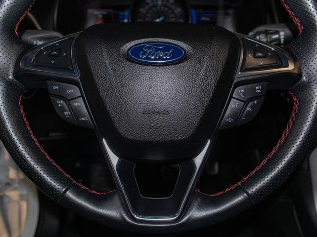 Photo of 2022 Star White Ford Edge