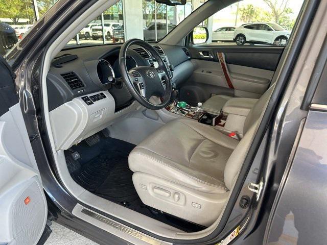 Photo of 2013 Magnetic Gray Metallic Toyota Highlander