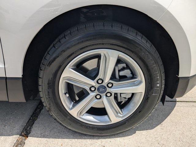 Photo of 2022 Oxford White Ford Edge