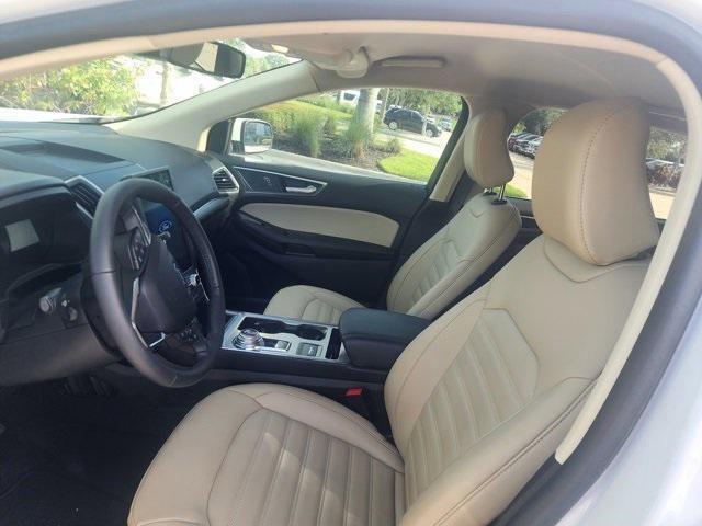 Photo of 2022 Oxford White Ford Edge