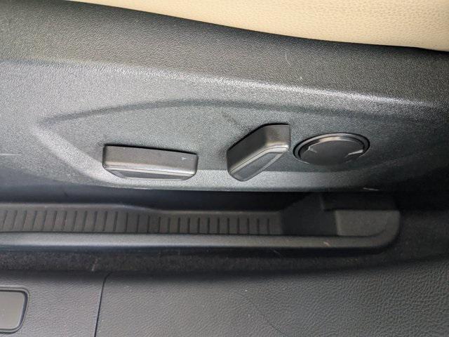 Photo of 2022 Oxford White Ford Edge