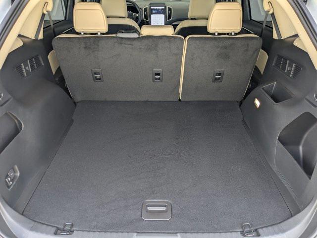 Photo of 2022 Oxford White Ford Edge