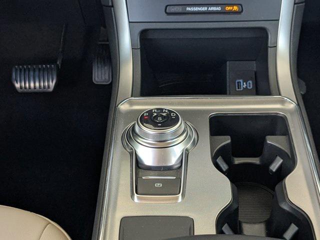 Photo of 2022 Oxford White Ford Edge