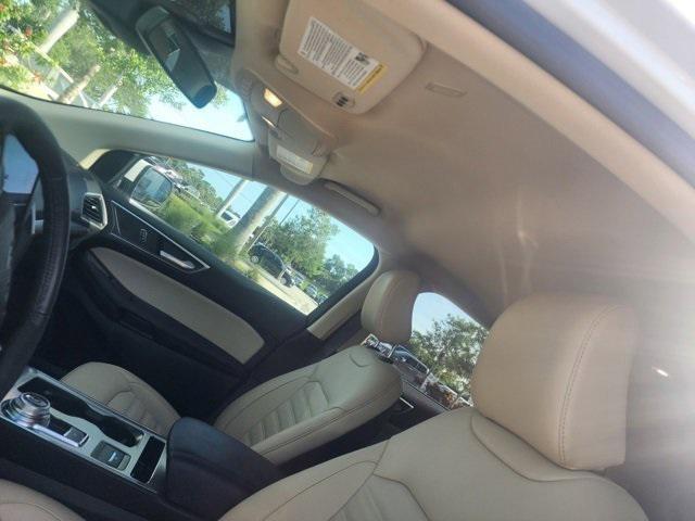 Photo of 2022 Oxford White Ford Edge
