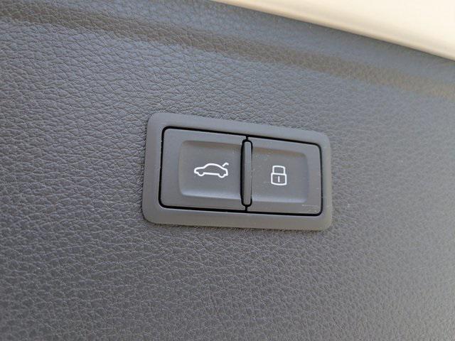 Photo of 2022 Glacier White Metallic Audi Q5