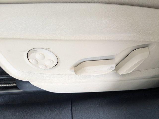 Photo of 2022 Glacier White Metallic Audi Q5