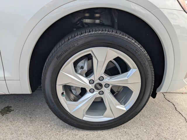 Photo of 2022 Glacier White Metallic Audi Q5