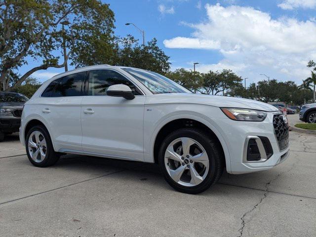 Photo of 2022 Glacier White Metallic Audi Q5