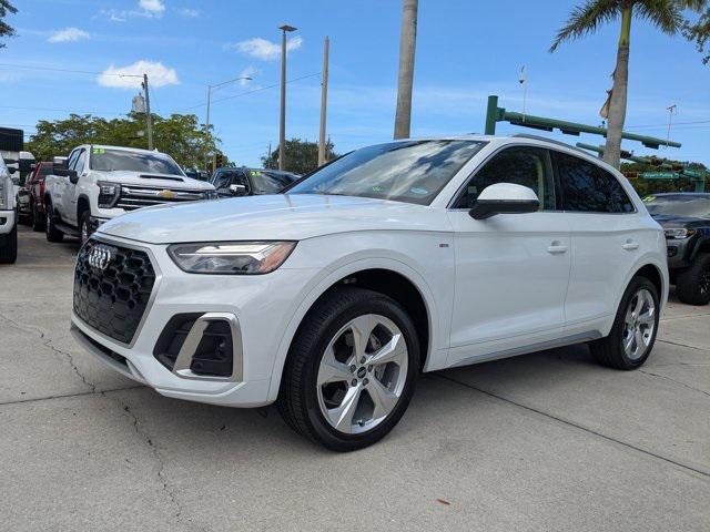 Photo of 2022 Glacier White Metallic Audi Q5