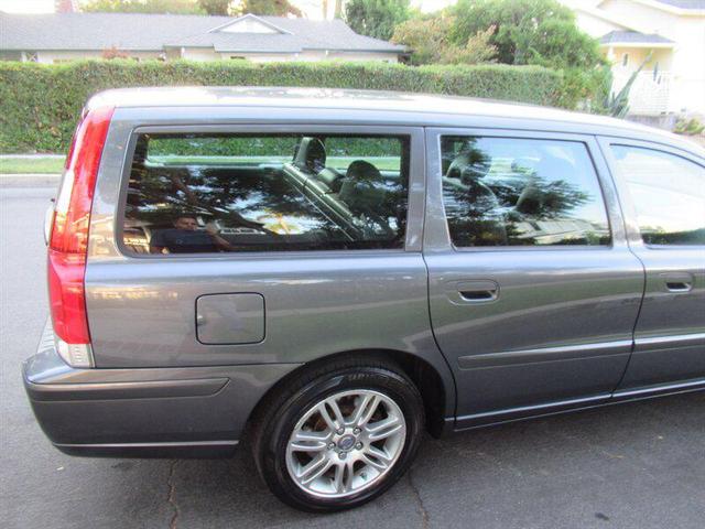 Photo of 2007 Titanium Gray Metallic Volvo V70