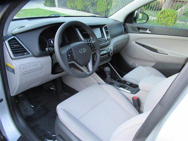 Photo of 2018 Molten Silver Hyundai TUCSON