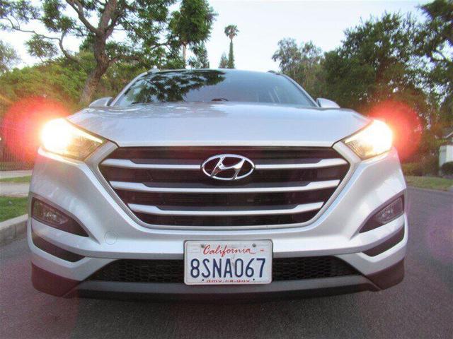 Photo of 2018 Molten Silver Hyundai TUCSON