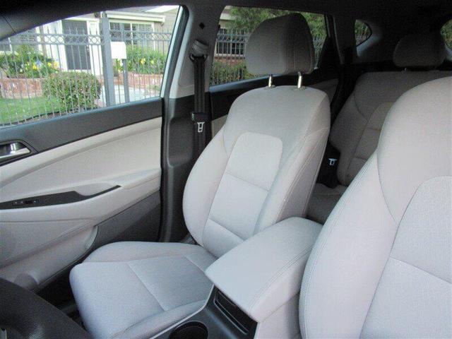 Photo of 2018 Molten Silver Hyundai TUCSON