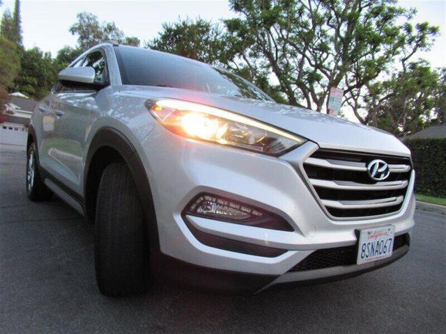 Photo of 2018 Molten Silver Hyundai TUCSON