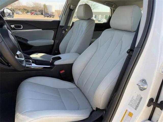 Photo of 2025 Platinum White Pearl Acura Integra