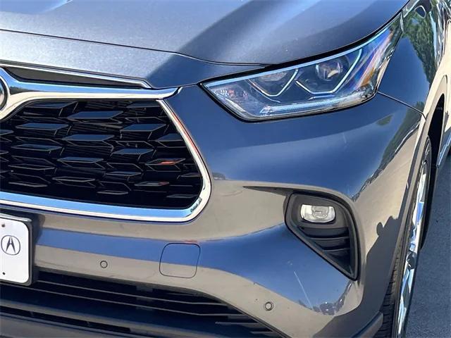Photo of 2021 Magnetic Gray Metallic Toyota Highlander Hybrid