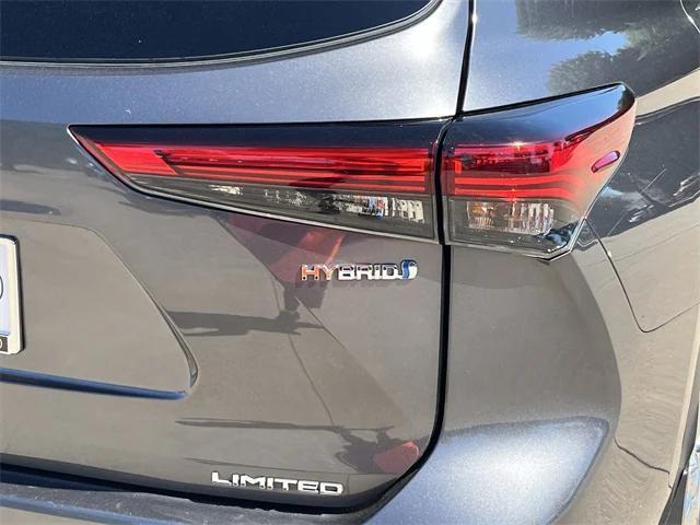 Photo of 2021 Magnetic Gray Metallic Toyota Highlander Hybrid