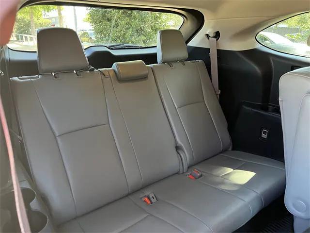 Photo of 2021 Magnetic Gray Metallic Toyota Highlander Hybrid