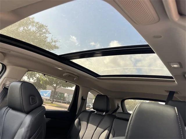 Photo of 2025 Platinum White Pearl Acura MDX