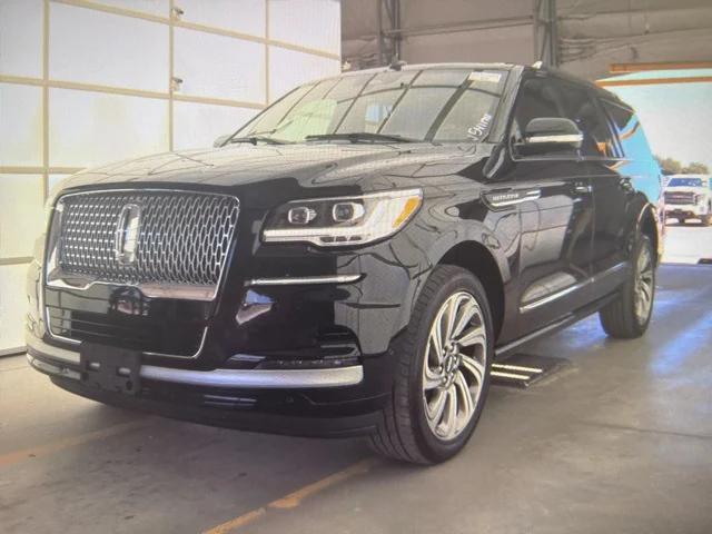 Photo of 2023 Infinite Black Metallic Clearcoat Lincoln Navigator