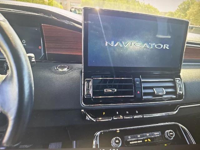 Photo of 2023 Infinite Black Metallic Clearcoat Lincoln Navigator