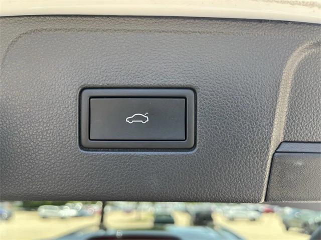 Photo of 2021 Pure White Volkswagen Atlas