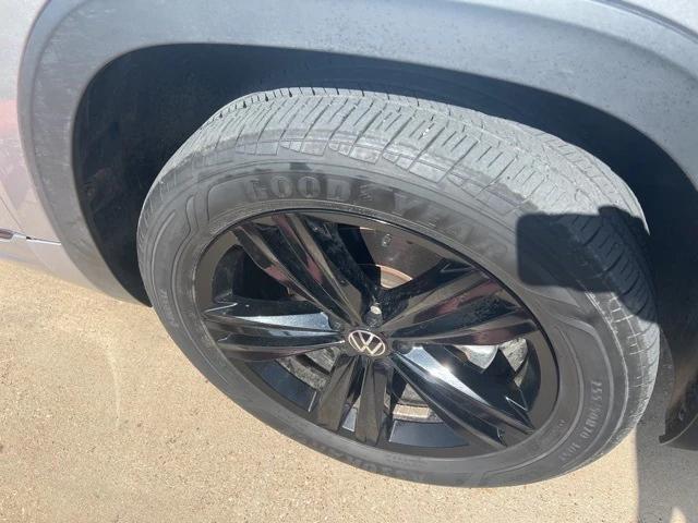 Photo of 2023 Pyrite Silver Metallic Volkswagen Atlas Cross Sport