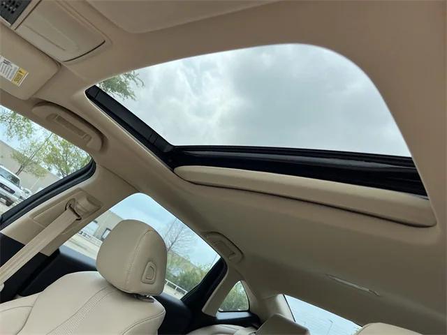 Photo of 2025 Platinum White Pearl Acura TLX