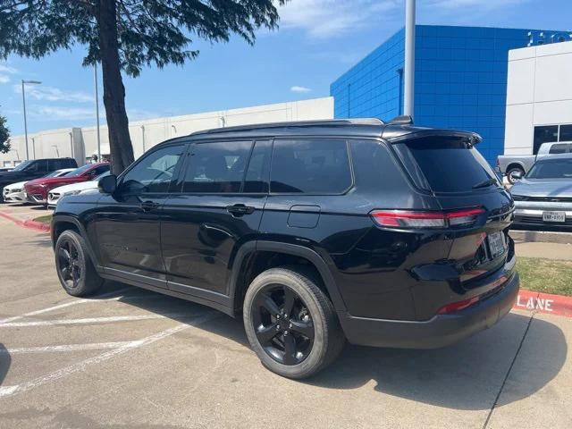 Photo of 2023 Diamond Black Crystal Pearlcoat Jeep Grand Cherokee L