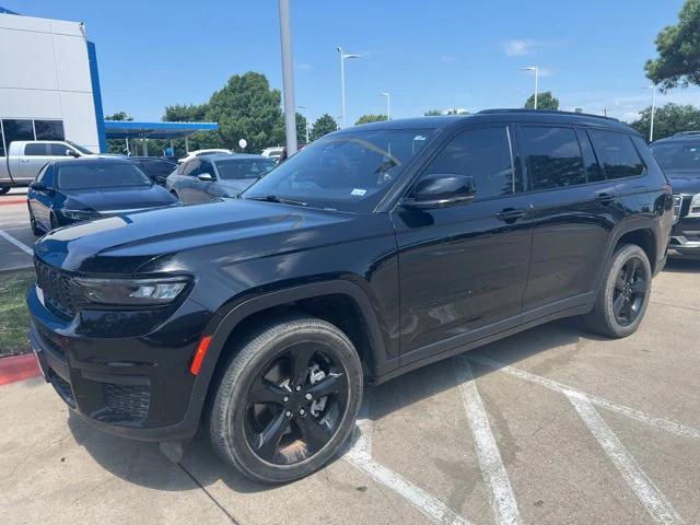 Photo of 2023 Diamond Black Crystal Pearlcoat Jeep Grand Cherokee L