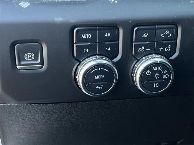 Photo of 2024 White Frost Tricoat GMC Sierra 3500