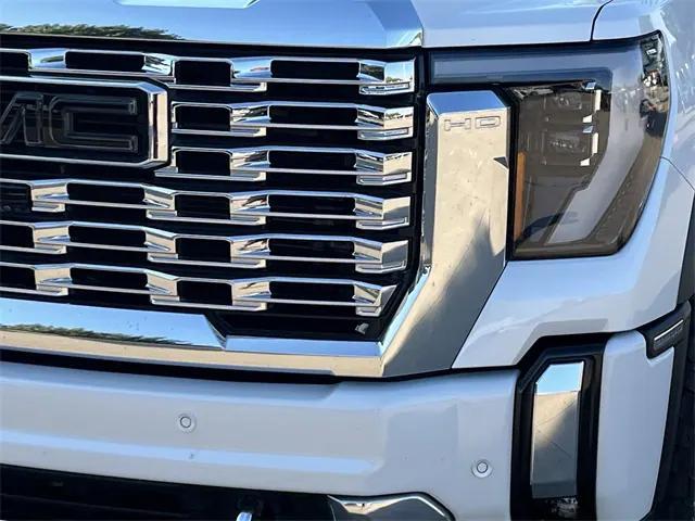 Photo of 2024 White Frost Tricoat GMC Sierra 3500