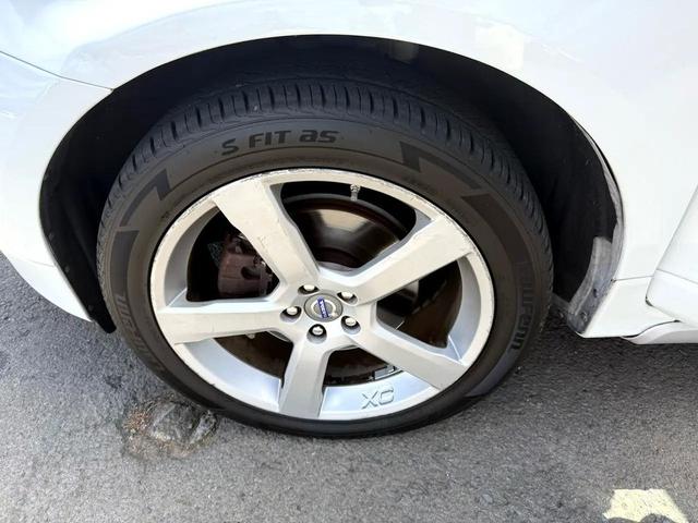 Photo of 2011 Ice White Volvo XC60