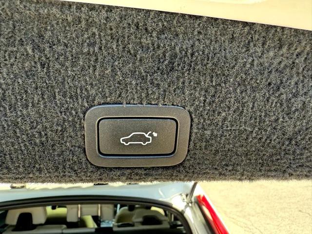 Photo of 2011 Ice White Volvo XC60