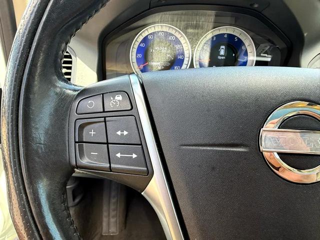 Photo of 2011 Ice White Volvo XC60