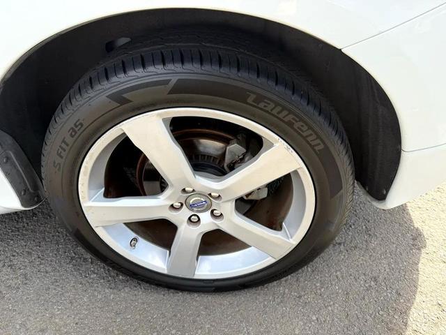 Photo of 2011 Ice White Volvo XC60